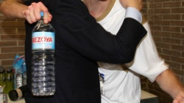 Флорентино празнува триумфа на баскетболистите