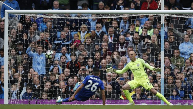 Куриозно профукана дузпа донесе победа на Ман Сити