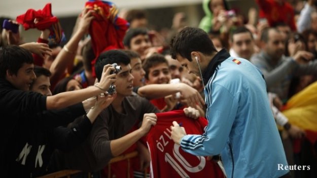 20 000 гледат тренировката на Испания