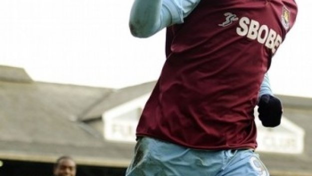 Ливърпул поднови интереса си към Карлтън Коул