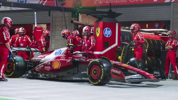 Шеф на Ферари към Люис Хамилтън: Успокой се малко!