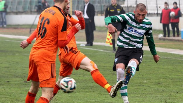 Литекс пречупи Черно море след спорна дузпа и окупира върха