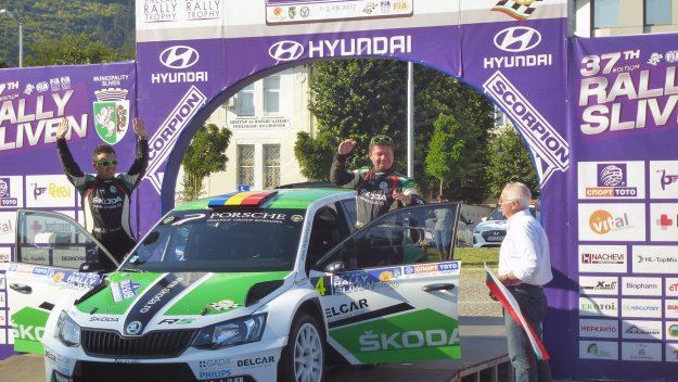 Ужас! Автомобил се вряза в зрител на рали Сливен