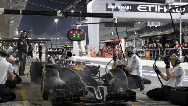 Новият Макларън с фаул-старт на тестовете