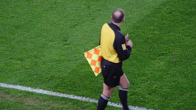 Рефер симулира удар от футболист + ВИДЕО