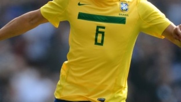 Фенербахче иска 12 милиона евро от Барса за Андре Сантош