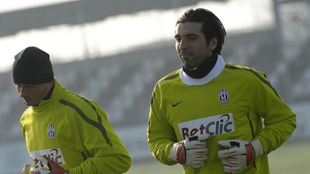 Буфон поднови тренировки след 6 месеца отсъствие