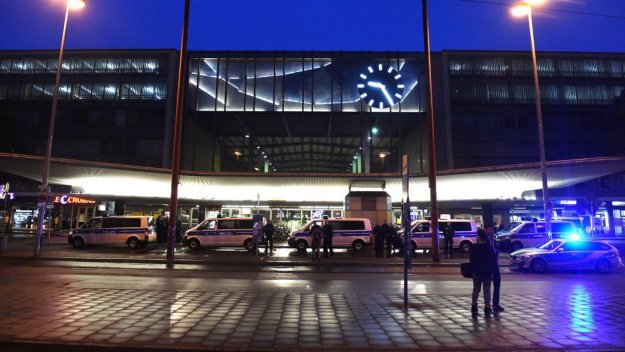 Екшън в Мюнхен: Фенове на Байерн и ПСЖ се млатят като боксьори