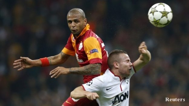 Халф на Галатасарай спаси дузпа в последната минута + ВИДЕО