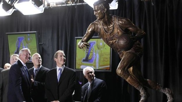 Лейкърс почете Джери Уест със статуя