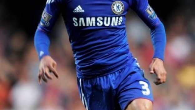 Ашли Коул се моли на красавица за гола снимка