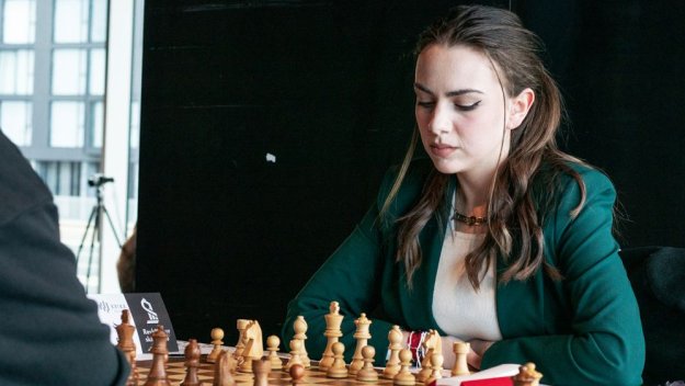 Нургюл Салимова матира бивша световна шампионка с 25 хода!