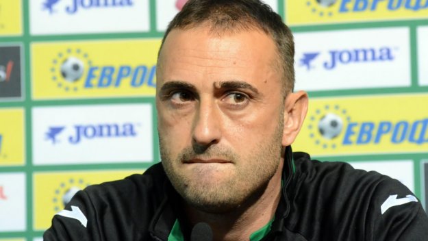 Срамно! Петев се скри от журналистите след резила