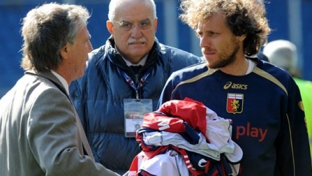 Ултраси спряха за 40 мин. мач на Дженоа