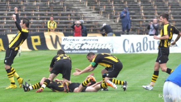 Ботев полива завръщането в елита с концерт