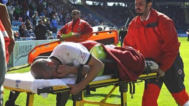 Припадналият играч на Саламанка аут от футбола