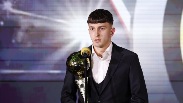 Байерн поискал национал на България