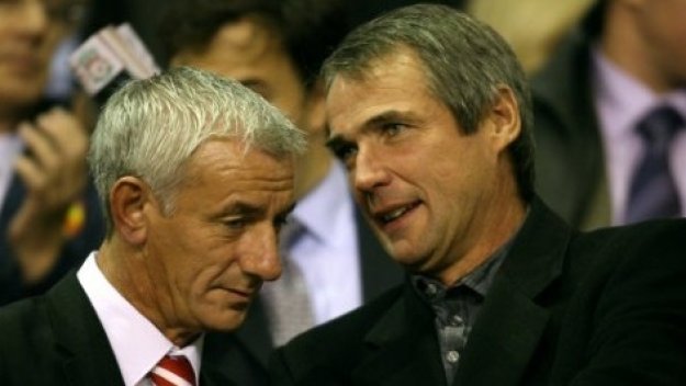 Ситуацията със селекционера на Уелс става все по-интересна