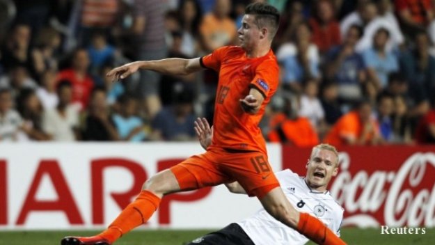 Челси протяга ръка към Марко ван Гинкел