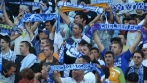 Фенове на Левски празнуват цяла нощ около паметника на Апостола