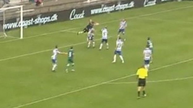 Вратар си вкара 2 автогола в един мач + ВИДЕО