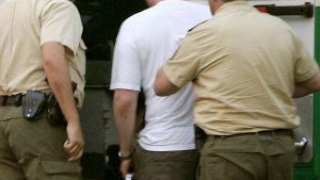 Полицията в Кьолн арестува 50 пияни хулигани