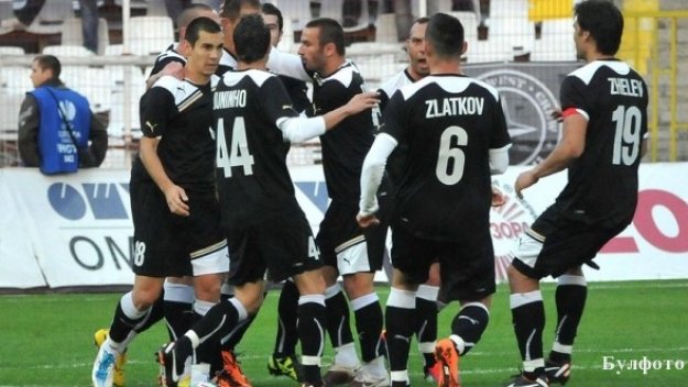 Славия се измъчи срещу Нефтохимик, но все пак победи