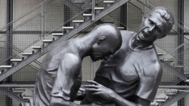 Марко Матераци се снима до статуята си със Зидан