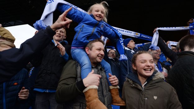 Лестър радва феновете си с понички и бира