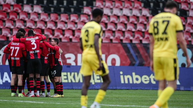 Локо София удари Ботев Пловдив в жестока драма, Меси герой! 