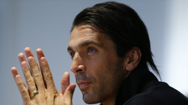 Буфон подписа с Юве до 2015