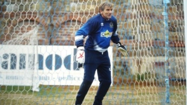 68-годишен вратар се връща на терена