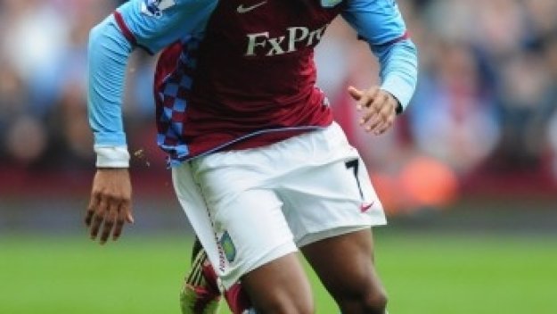 Ливърпул готви оферта за Ашли Йънг