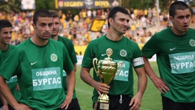 Халф на Нафтата оплю съдията Ристосков