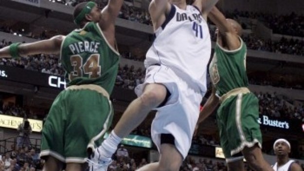 Новицки смени прическата и му потръгна