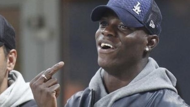 Балотели показа среден пръст на Интер