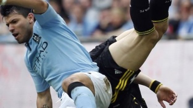 Агуеро се извини на Давид Луис