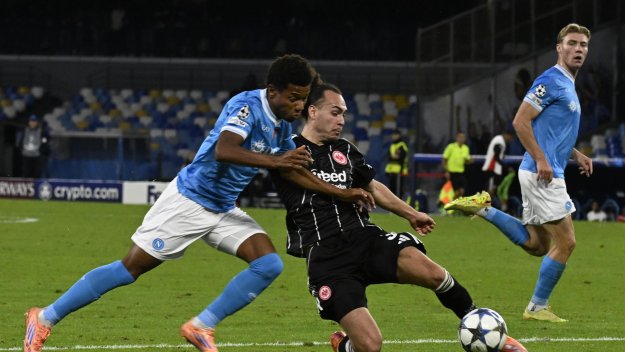 Наполи и Айнтрахт шокираха феновете на „Диего Марадона“