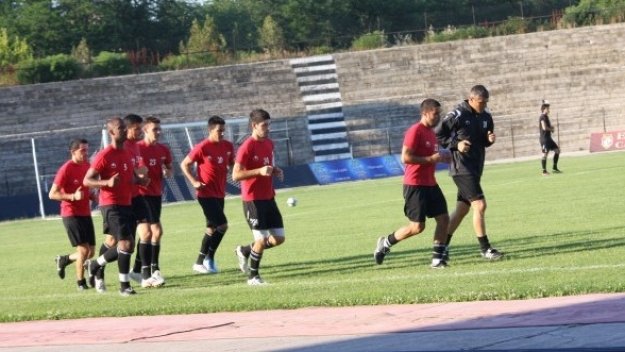 Вирус тръшна играчите на Локо Пловдив