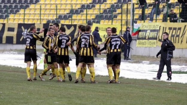 Миньор изнесе урок на &quot;студентите&quot;