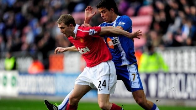 Дарън Флетчър на линия за мача с Арсенал