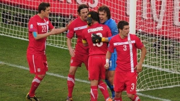 Фенове посегнали на вратаря на Сърбия в хотела