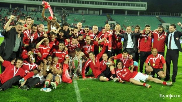 Червените още в неведение за лагера в Бразилия