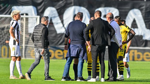 Огромен скандал! Прекъснаха дербито на Пловдив Локомотив - Ботев