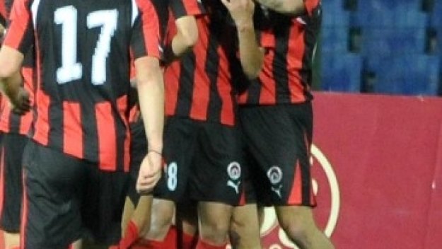 99 души решават съдбата на Локо София