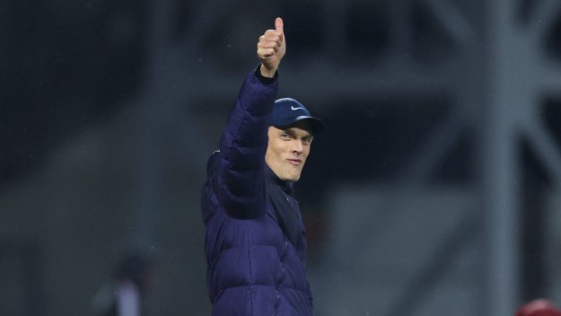 Тухел този път одобри феновете и прие с усмивка подигравките им