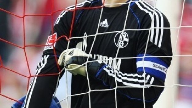 Шалке си присмя на офертата на Байерн за Нойер