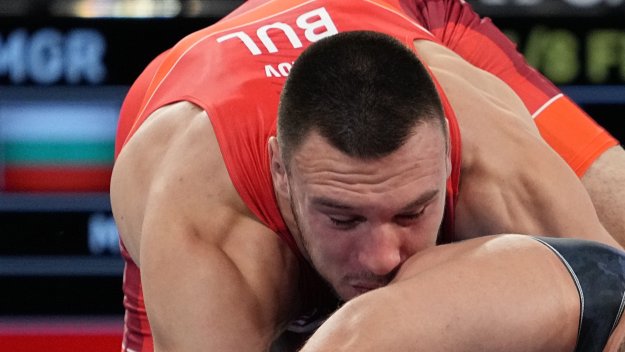 През сълзи: Милов стиска палци на палача си