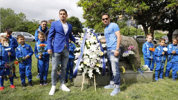 Левски поднесе венци и цветя за рождения си ден