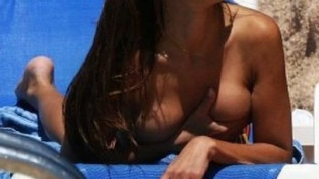 Бившата на Балотели си разголва коремчето срещу 1 200 000 евро